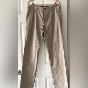 NWT TOMMY HILFIGER Classic Chino Men Pants
Size 33W-34L.